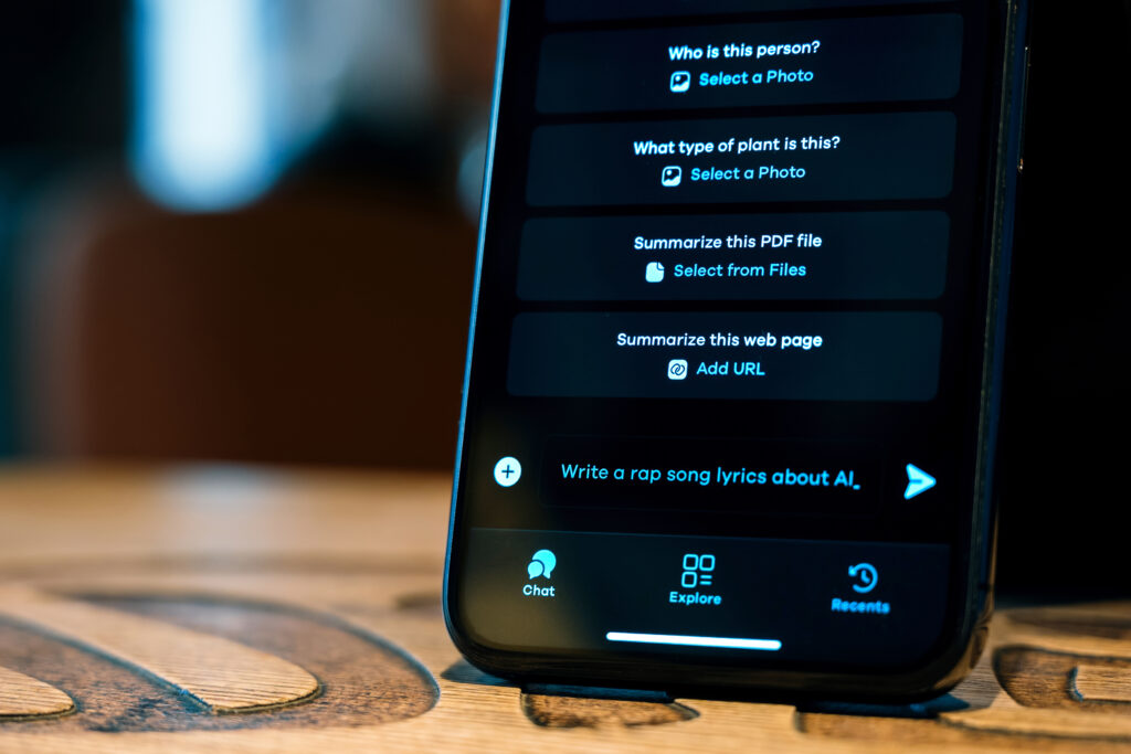 ChatGPT conversation interface explaining how AI chatbot works for content creation and blogging